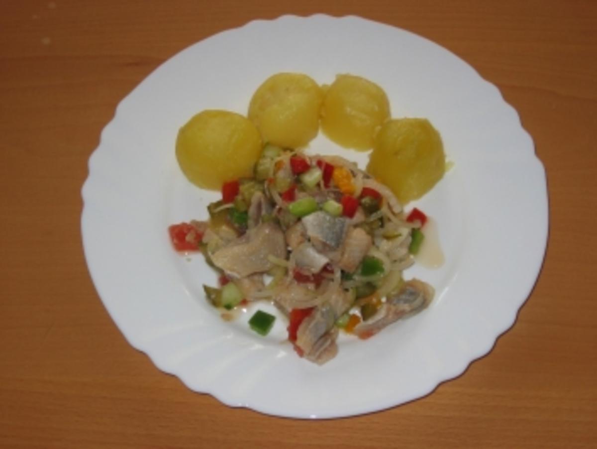 Matjessalat mit Pellkartoffeln - Rezept - kochbar.de