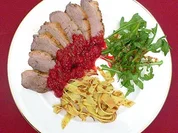 Rezept: Entenbrustfilet an einem Himbeerbett auf Crepe-Streifchen Entenbrustfilet an einem Himbeerbett auf Crepe-Streifchen - Rezept
