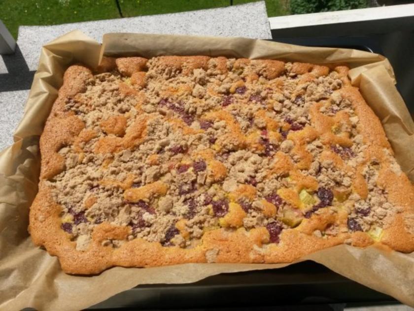 Kirsch - Rhabarber - Streuselkuchen - Rezept - kochbar.de