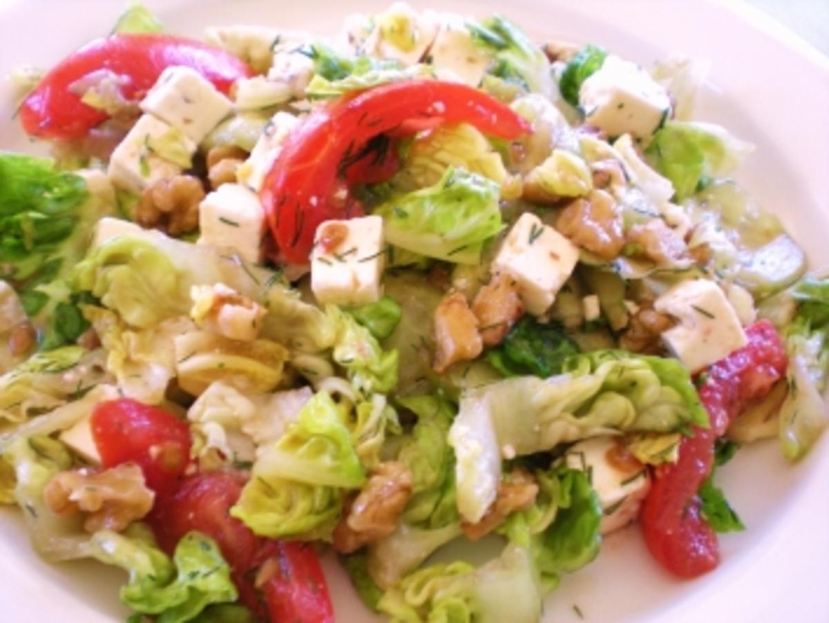 SALAT: Salat mit Walnuss-Vinaigrette und Feta - Rezept