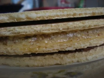 Rezept: Oblaten-Torte mit schwarz-weißer Füllung Bild Nr. 2 Oblaten-Torte mit schwarz-weißer Füllung - Rezept - Bild Nr. 2