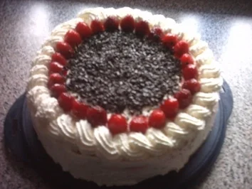 Rezept: Marmorierte Erdbeer-Joghurt-Torte Marmorierte Erdbeer-Joghurt-Torte - Rezept