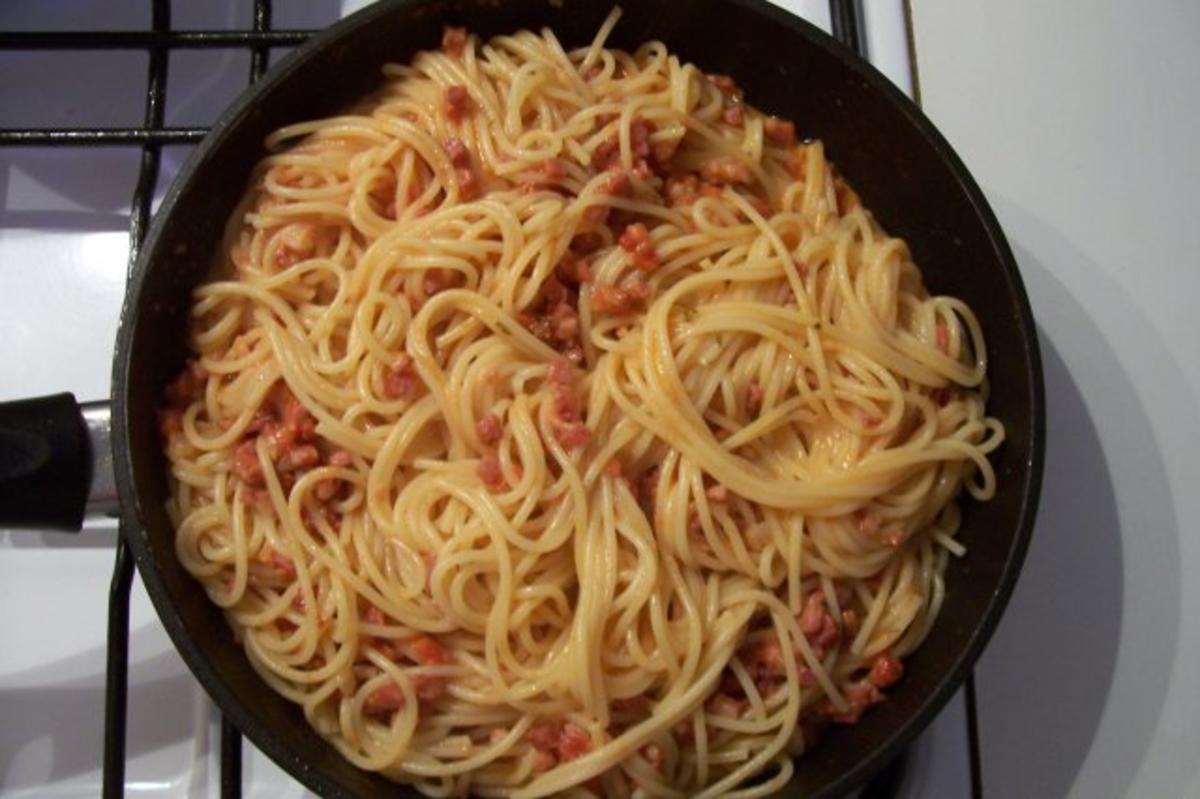 Spaghetti in Speck-Sahne-Tomaten-Sauce - Rezept