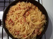 Spaghetti in Speck-Sahne-Tomaten-Sauce - Rezept
