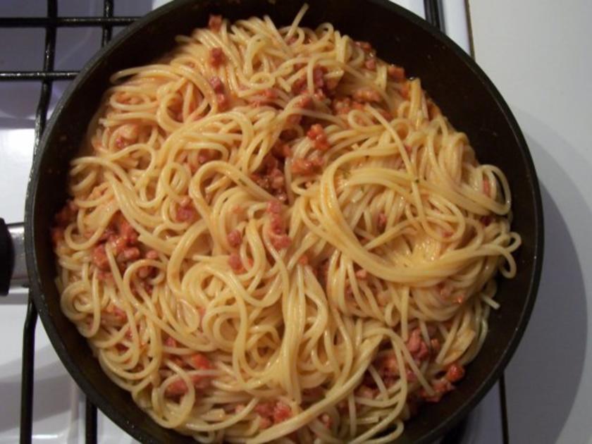 Spaghetti in Speck-Sahne-Tomaten-Sauce - Rezept - kochbar.de