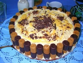 Rezept: Eierlikörtorte mit Waffelröllchen Eierlikörtorte mit Waffelröllchen - Rezept