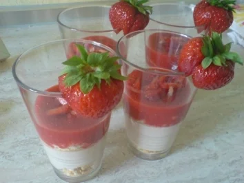 Yogurette-Creme mit Erdbeermus - Rezept