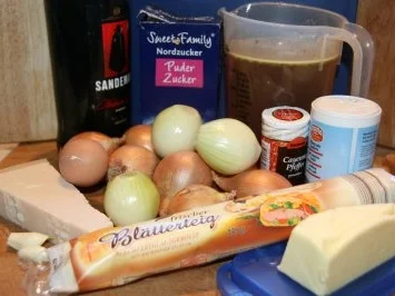 Zwiebelsuppe mit Parmesan-Blätterteighaube - Rezept - Bild Nr. 2