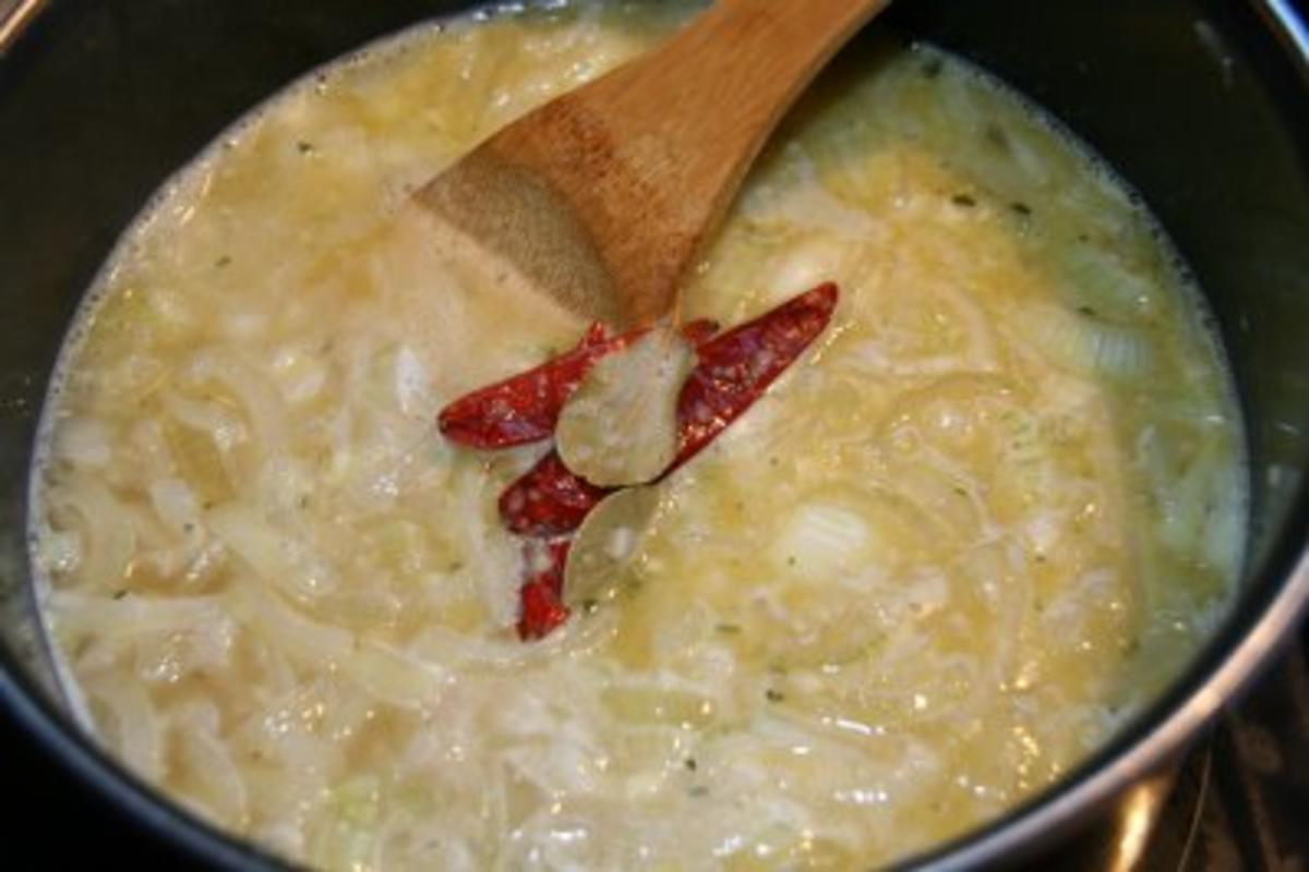 Zwiebelsuppe mit Parmesan-Blätterteighaube - Rezept - Bild Nr. 4