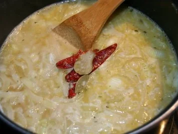 Zwiebelsuppe mit Parmesan-Blätterteighaube - Rezept - Bild Nr. 4