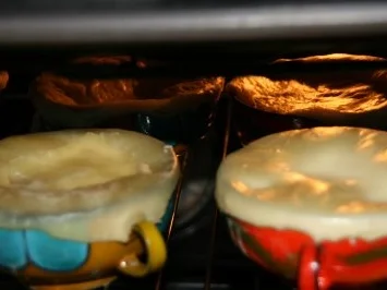 Zwiebelsuppe mit Parmesan-Blätterteighaube - Rezept - Bild Nr. 5