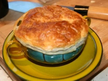 Zwiebelsuppe mit Parmesan-Blätterteighaube - Rezept