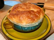 Zwiebelsuppe mit Parmesan-Blätterteighaube - Rezept