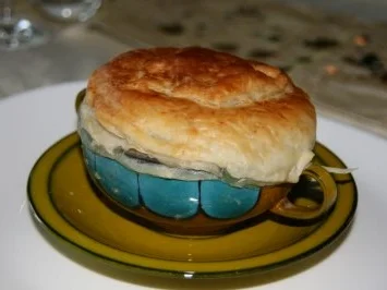 Zwiebelsuppe mit Parmesan-Blätterteighaube - Rezept - Bild Nr. 6