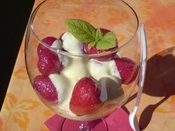Rezept: Erdbeeren mit warmen Vanillepudding Erdbeeren mit warmen Vanillepudding - Rezept