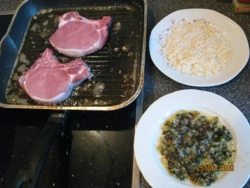 Koteletts mit Zwiebelkruste, dazu Thymiankartoffelspalten - Rezept - Bild Nr. 2