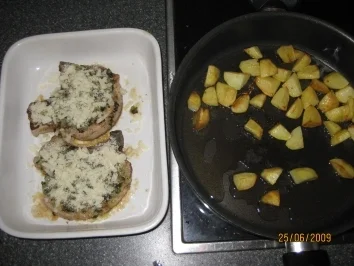 Koteletts mit Zwiebelkruste, dazu Thymiankartoffelspalten - Rezept - Bild Nr. 3