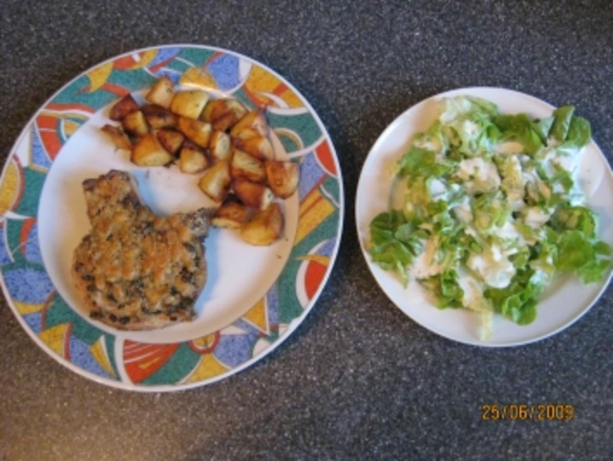 Koteletts mit Zwiebelkruste, dazu Thymiankartoffelspalten - Rezept