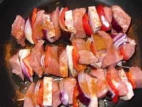 Schaschlik-Spieße mit Tomatensoße - Rezept - Bild Nr. 3