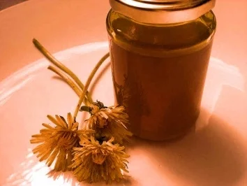 Rezept: Mittelalterlicher Löwenzahnblütenhonig Mittelalterlicher Löwenzahnblütenhonig - Rezept