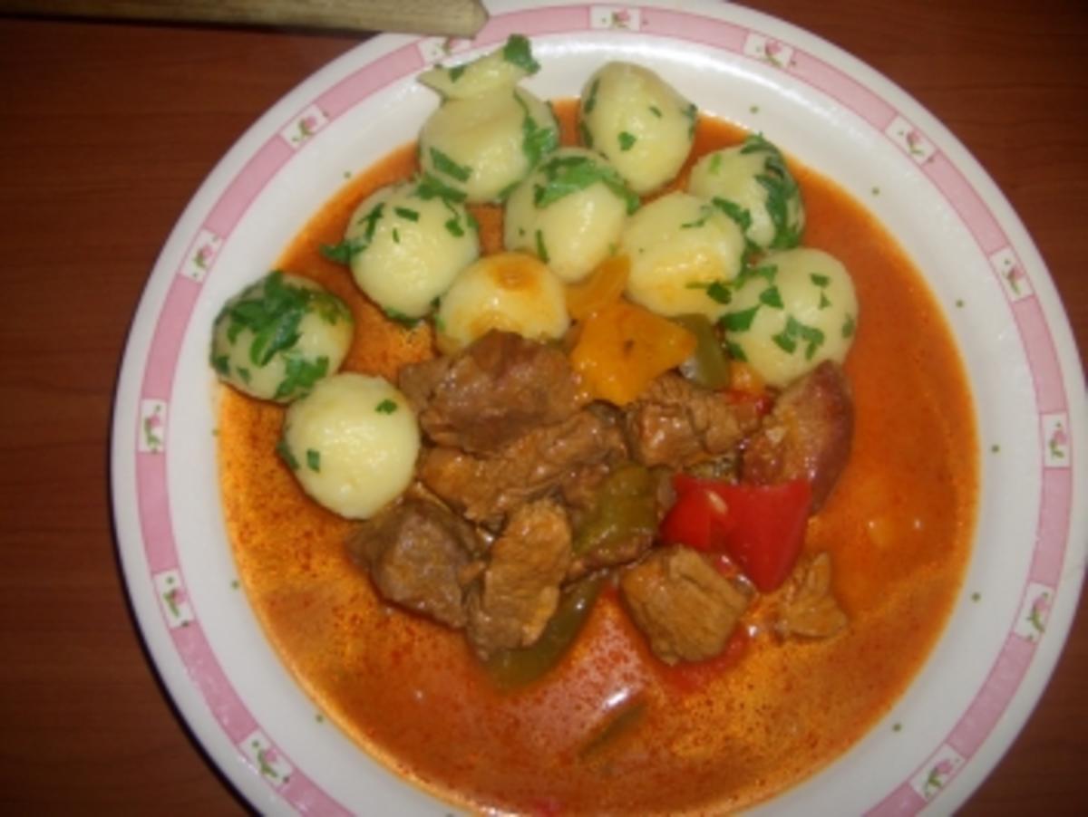 Ungarisches Gulasch mit Miniknödeln - Rezept