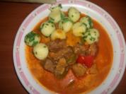 Ungarisches Gulasch mit Miniknödeln - Rezept