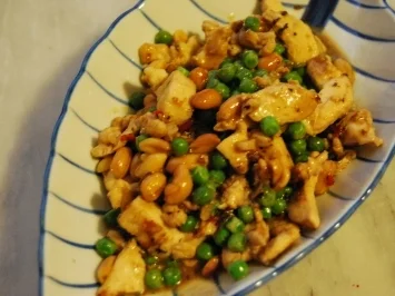 Rezept: Pfannengerührtes Huhn mit Chilis und Erdnüssen Pfannengerührtes Huhn mit Chilis und Erdnüssen - Rezept