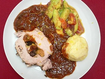 Braten, gefüllt mit Obst, an Klößen mit Rosinensoße und Avocadogemüse - Rezept