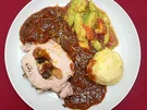 Braten, gefüllt mit Obst, an Klößen mit Rosinensoße und Avocadogemüse - Rezept
