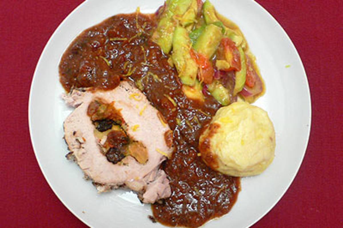 Braten, gefüllt mit Obst, an Klößen mit Rosinensoße und Avocadogemüse ...