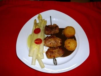 Schweinefiletröllchen gefüllt mit Senf-Tomantenmark und blanchierten Lauch an Balsamicojus - Rezept