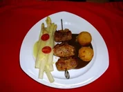 Schweinefiletröllchen gefüllt mit Senf-Tomantenmark und blanchierten Lauch an Balsamicojus - Rezept