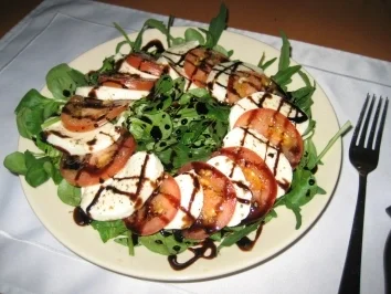 Rezept: Tomate & Mozarella auf Rucolabeet Tomate & Mozarella auf Rucolabeet - Rezept