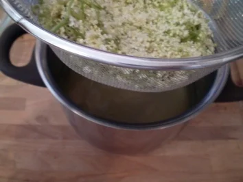 Rezept: Holundeblütengelee Bild Nr. 3 Holundeblütengelee - Rezept - Bild Nr. 3