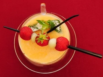 Geeiste Melonensuppe mit Fruchtspieß (Christina Surer) - Rezept