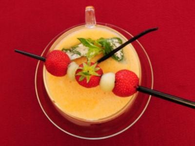 Rezept: Geeiste Melonensuppe mit Fruchtspieß (Christina Surer) Geeiste Melonensuppe mit Fruchtspieß (Christina Surer) - Rezept