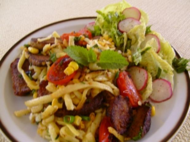 Spätzlepfanne mit Fleisch, Tomaten und Mais