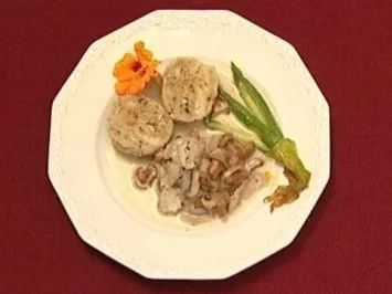 Semmelknödel in Pilzrahmsoße und Kalbsgeschnetzeltem (Ernst Hannawald) - Rezept