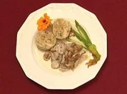 Semmelknödel in Pilzrahmsoße und Kalbsgeschnetzeltem (Ernst Hannawald) - Rezept