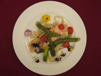 Wildlachs in Folie gegart mit hausgemachten Tagliatelle und Spargelspitzen - Rezept