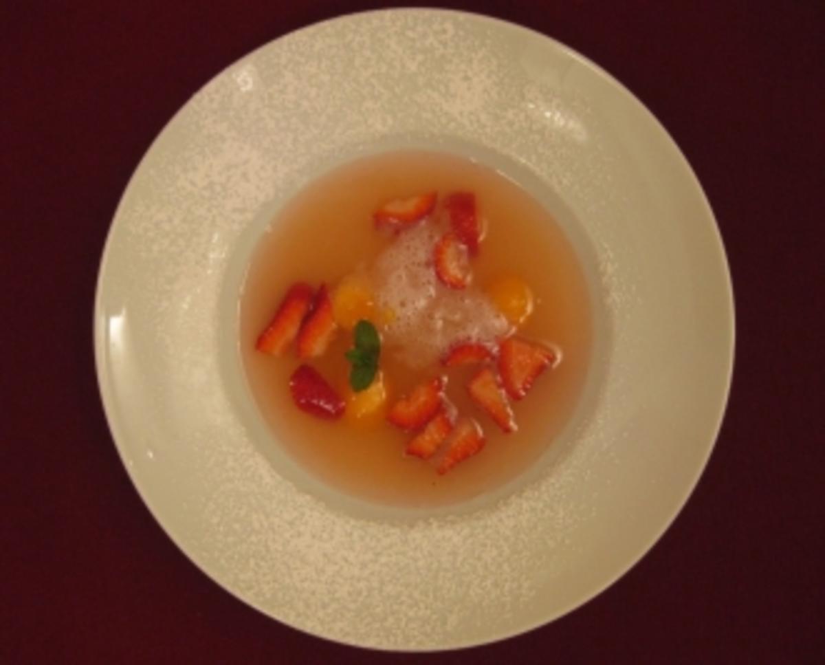 Rhabarber-Consomme mit Holunderblütensorbet - Rezept