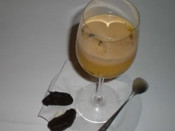 Rezept: Lakritzeis mit Schoko-Orangen und frischem Orangensaft Lakritzeis mit Schoko-Orangen und frischem Orangensaft - Rezept