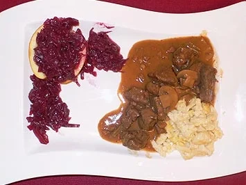 Rezept: Wildschweinragout in Rotweinsoße mit Rotkohl in Apfelhälften und Spätzle Wildschweinragout in Rotweinsoße mit Rotkohl in Apfelhälften und Spätzle - Rezept