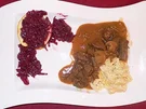 Wildschweinragout in Rotweinsoße mit Rotkohl in Apfelhälften und Spätzle - Rezept