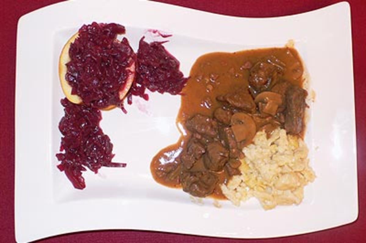 Bilder für Wildschweinragout in Rotweinsoße mit Rotkohl in Apfelhälften und Spätzle - Rezept