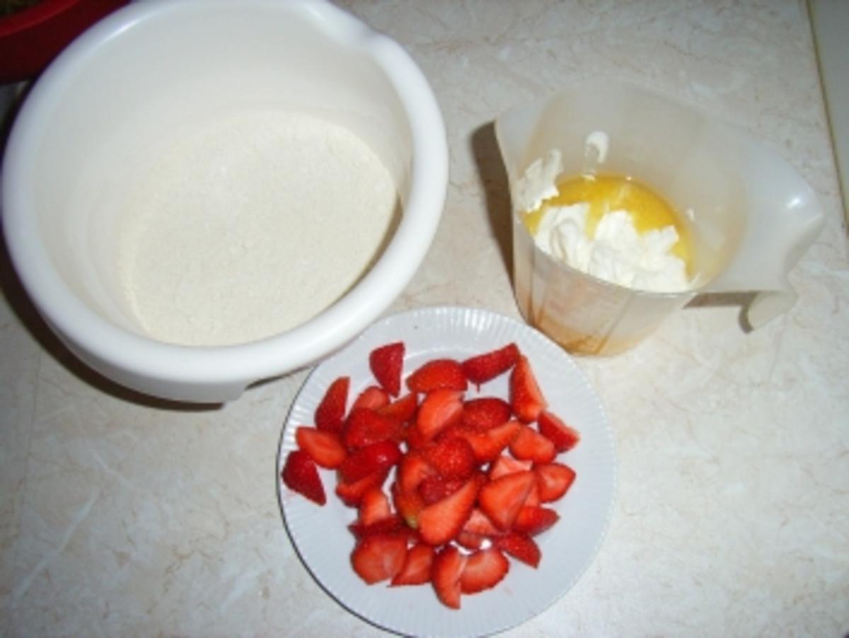 Erdbeeren-Grieß-Küchlein mit grün-rote Mütze - Rezept - Bild Nr. 3