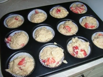 Erdbeeren-Grieß-Küchlein mit grün-rote Mütze - Rezept - Bild Nr. 5