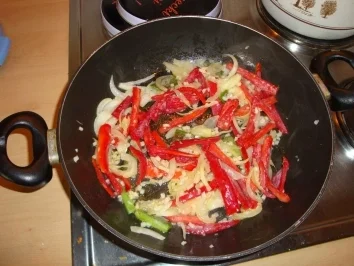 Bandnudeln mit Paprika-Zwiebel-Knoblauch-Thunfischsoße - Rezept - Bild Nr. 2