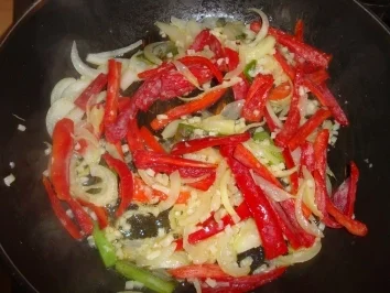 Bandnudeln mit Paprika-Zwiebel-Knoblauch-Thunfischsoße - Rezept - Bild Nr. 3