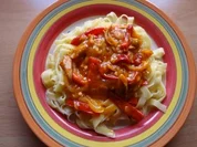 Bandnudeln mit Paprika-Zwiebel-Knoblauch-Thunfischsoße - Rezept